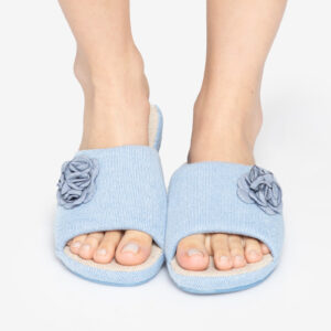 Variable AZ-41 Pantuflas Infantiles Lady Genny 1 0 visible "Pantuflas de poliéster para niños con suela reforzada Diseños divertidos de tiburón y gatitos Comodidad y calidez para los pequeños Alta durabilidad y fácil de lavar Seguridad y diversión en cada paso Composición: 100% Poliéster. Guía de Tallas " "Pantuflas Infantiles Lady Genny Las slippers para niños de Lady Genny son la combinación perfecta de comodidad y diversión para tus pequeños. Diseñadas en poliéster suave, estas pantuflas ofrecen una experiencia de uso agradable y cálida, ideal para mantener los pies de tus hijos cómodos en casa. Vienen en dos adorables diseños: tiburón y gatitos, que seguramente encantarán a tus hijos. ¿Te preocupa la seguridad y durabilidad de las pantuflas de tus hijos? Con estas slippers, no tendrás que preocuparte más. La suela reforzada proporciona una excelente tracción y resistencia al desgaste, asegurando que tus pequeños puedan jugar y caminar con seguridad por toda la casa. Además, su diseño robusto garantiza una larga duración, incluso con el uso diario. Imagina la alegría de tus hijos al calzarse unas pantuflas tan divertidas y cómodas. El diseño de tiburón y gatitos no solo es encantador, sino que también motiva a los pequeños a usarlas, protegiendo sus pies del frío y de posibles accidentes en el hogar. Estas pantuflas son la elección perfecta para mantener a tus hijos felices y seguros. En Lynette CL, sabemos que los padres buscan productos de alta calidad para sus hijos. Las slippers de poliéster para niños de Lady Genny no solo ofrecen comodidad y seguridad, sino que también son fáciles de limpiar. Simplemente colócalas en la lavadora y estarán listas para usar nuevamente, ahorrándote tiempo y esfuerzo. Estas pantuflas son perfectas para cualquier época del año. Ya sea que tus hijos las usen en las mañanas frías de invierno o en las noches frescas de verano, siempre disfrutarán de una sensación acogedora y cálida. Las slippers de Lady Genny son un regalo ideal que combina estilo, diversión y funcionalidad. Composición: 100% Poliéster. MARCA: Lady Genny SKU: AZ-41 Pantuflas Infantiles Lady Genny Disponible también en Mercadolibre.cl, Falabella.com.cl, Ripley.com y Paris.cl TODOS NUESTROS PRODUCTOS SON REVISADOS Y VERIFICADOS Y SE DESPACHAN EN PERFECTAS CONDICIONES MEDIDAS CORPORALESTALLALARGO DEL PIE2/415-186/819-2210/1223-25INFORMACIÓN ADICIONAL ENVIO GRATIS Utiliza el carrito de compra y obtén ENVÍO GRATIS en todas las compras igual o mayor a 19.990 (Sujeto a peso, precio y distancia del envío). ENVIO EXPRESS Envíos Express en el Día, para clientes en la mayoría de las comunas de la RM (compras recibidas hasta las 12:00h se despachan y entregan el mismo día) Envío Express en el mismo día valido para las comunas (Santiago, Conchalí, Huechuraba, Independencia, Quilicura, Recoleta, Renca, Las Condes, Lo Barnechea, Providencia, Vitacura, La Reina, Macul, Ñuñoa, Peñalolén, La Florida, La Granja, El Bosque, La Cisterna, San Ramón, Lo Espejo, Pedro Aguirre Cerda, San Joaquín, San Miguel, Cerrillos, Estación Central, Maipú, Cerro Navia, Lo Prado, Pudahuel, Quinta Normal, Puente Alto) Retiro Presencial Retira en nuestra Oficina, Para clientes que deseen retirar personalmente en nuestra Oficina en Santiago Centro Ver en el MAPA LYNETTE GRACIAS POR VISITAR NUESTRA PAGINA WWW.LYNETTE.CL" none 1 0 0 0,35 15 10 10 1 Niñas y Niños > Pantuflas Pantuflas, Niñas y Niños, Lady Genny, Pantufla, Poliéster, PV26 https://www.lynette.cl/wp-content/uploads/2025/08/AZ-41-02.jpg,https://www.lynette.cl/wp-content/uploads/2025/08/AZ-41-FUCS-rotated.jpg,https://www.lynette.cl/wp-content/uploads/2025/08/AZ-41-01.jpg,https://www.lynette.cl/wp-content/uploads/2025/08/AZ-41-AZUL-rotated.jpg,https://www.lynette.cl/wp-content/uploads/2025/08/AZ-41-02.jpg,https://www.lynette.cl/wp-content/uploads/2025/08/AZ-41-FUCS-rotated.jpg,https://www.lynette.cl/wp-content/uploads/2025/08/AZ-41-01.jpg,https://www.lynette.cl/wp-content/uploads/2025/08/AZ-41-AZUL-rotated.jpg,https://www.lynette.cl/wp-content/uploads/2025/08/AZ-41-01.jpg,https://www.lynette.cl/wp-content/uploads/2025/08/AZ-41-AZUL-rotated.jpg,https://www.lynette.cl/wp-content/uploads/2025/08/AZ-41-02.jpg,https://www.lynette.cl/wp-content/uploads/2025/08/AZ-41-FUCS-rotated.jpg 0 Marca Lady Genny 1 1 Color AZUL, FUCSIA 1 1 Talla 2/4, 6/8, 10/12 1 1 Material Poliéster 1 1 Pantuflas Infantiles Lady "Pantuflas Infantiles Lady Genny Pantuflas de poliéster para niños con suela reforzada Diseños divertidos de tiburón y gatitos Comodidad y calidez para los peq" Pantuflas Infantiles Lady DESCUENTO 26% Variation AZ-41.AZUL.2/4.PV25 Pantuflas Infantiles Lady Genny 1 0 visible none Parent 50 0 0 15 10 10 0 6980 9480 https://www.lynette.cl/wp-content/uploads/2025/08/AZ-41-01.jpg AZ-41 1 Color Azul 1 Talla 2/4 1 1234560476039 Variation AZ-41.AZUL.6/8.PV25 Pantuflas Infantiles Lady Genny 1 0 visible none Parent 50 0 0 15 10 10 0 6980 9480 https://www.lynette.cl/wp-content/uploads/2025/08/AZ-41-01.jpg AZ-41 2 Color Azul 1 Talla 6/8 1 1234560451074 Variation AZ-41.AZUL.10/12.PV25 Pantuflas Infantiles Lady Genny 1 0 visible none Parent 50 0 0 15 10 10 0 6980 9480 https://www.lynette.cl/wp-content/uploads/2025/08/AZ-41-01.jpg AZ-41 3 Color Azul 1 Talla 10/12 1 1234560451081 Variation AZ-41.FUCSIA.2/4.PV25 Pantuflas Infantiles Lady Genny 1 0 visible none Parent 50 0 0 15 10 10 0 6980 9480 https://www.lynette.cl/wp-content/uploads/2025/08/AZ-41-02.jpg AZ-41 4 Color Fucsia 1 Talla 2/4 1 1234560476046 Variation AZ-41.FUCSIA.6/8.PV25 Pantuflas Infantiles Lady Genny 1 0 visible none Parent 50 0 0 15 10 10 0 6980 9480 https://www.lynette.cl/wp-content/uploads/2025/08/AZ-41-02.jpg AZ-41 5 Color Fucsia 1 Talla 6/8 1 1234560476053 Variation AZ-41.FUCSIA.10/12.PV25 Pantuflas Infantiles Lady Genny 1 0 visible none Parent 50 0 0 15 10 10 0 6980 9480 https://www.lynette.cl/wp-content/uploads/2025/08/AZ-41-02.jpg AZ-41 6 Color Fucsia 1 Talla 10/12 1 1234560476060 Variable Z-173 Pantuflas Para Mujer Con Suela Reforzada 1 0 visible "¡Descubre el confort y la durabilidad de nuestras slippers para mujer con suela reforzada! Perfectas para el uso diario en el hogar. Hechas con materiales de alta calidad para una larga duración. Diseño moderno y elegante, garantizado por Lady Genny. ¡Haz que cada paso en casa sea cómodo y con estilo! Composición: 100% Poliéster Guía de Tallas " "Pantuflas Para Mujer Con Suela Reforzada ¡Disfruta del máximo confort con nuestras Slippers para Mujer de Lady Genny! Diseñadas para ofrecer comodidad y durabilidad, estas pantuflas con suela reforzada son perfectas para el uso diario en el hogar. Ya sea para relajarte después de un largo día o para mantener tus pies abrigados, estas slippers son la elección ideal. ¿Te preocupa la calidad de tus pantuflas? ¿Has tenido malas experiencias con pantuflas que se desgastan rápidamente? Nuestras slippers para mujer están hechas con materiales de alta calidad que garantizan una larga duración y una comodidad excepcional. La suela reforzada proporciona el soporte necesario para tus pies, haciéndolas perfectas para caminar por la casa. Cada detalle de estas pantuflas ha sido cuidadosamente pensado para ofrecer el máximo confort. La marca Lady Genny es reconocida por su compromiso con la calidad y el diseño, asegurando que estas slippers no solo sean funcionales, sino también elegantes. Imagina llegar a casa y deslizar tus pies en estas pantuflas suaves y cómodas. Con su diseño moderno y atractivo, no solo te sentirás cómoda, sino también con estilo. Estas slippers son perfectas para cualquier mujer que valore la comodidad sin sacrificar la elegancia. No esperes más para experimentar el confort de nuestras Slippers para Mujer. Disponibles ahora en nuestra tienda Lynette CL, donde siempre buscamos ofrecer productos de la más alta calidad para nuestros clientes. Composición: 100% Poliéster MARCA: Lady Genny SKU: Z-173 Pantuflas Para Mujer Con Suela Reforzada Disponible también en Mercadolibre.cl, Falabella.com.cl, Ripley.com y Paris.cl TODOS NUESTROS PRODUCTOS SON REVISADOS Y VERIFICADOS Y SE DESPACHAN EN PERFECTAS CONDICIONES MEDIDAS CORPORALESTALLALARGO DEL PIE37/3824-2539/4025-26INFORMACIÓN ADICIONAL ENVIO GRATIS Utiliza el carrito de compra y obtén ENVÍO GRATIS en todas las compras igual o mayor a 19.990 (Sujeto a peso, precio y distancia del envío). ENVIO EXPRESS Envíos Express en el Día, para clientes en la mayoría de las comunas de la RM (compras recibidas hasta las 12:00h se despachan y entregan el mismo día) Envío Express en el mismo día valido para las comunas (Santiago, Conchalí, Huechuraba, Independencia, Quilicura, Recoleta, Renca, Las Condes, Lo Barnechea, Providencia, Vitacura, La Reina, Macul, Ñuñoa, Peñalolén, La Florida, La Granja, El Bosque, La Cisterna, San Ramón, Lo Espejo, Pedro Aguirre Cerda, San Joaquín, San Miguel, Cerrillos, Estación Central, Maipú, Cerro Navia, Lo Prado, Pudahuel, Quinta Normal, Puente Alto) Retiro Presencial Retira en nuestra Oficina, Para clientes que deseen retirar personalmente en nuestra Oficina en Santiago Centro Ver en el MAPA LYNETTE GRACIAS POR VISITAR NUESTRA PAGINA WWW.LYNETTE.CL" none 1 0 0 0,35 15 10 10 1 Mujer > Pantuflas Pantuflas, Mujer, Lady Genny, Pantufla, Poliéster, PV25 https://www.lynette.cl/wp-content/uploads/2024/09/Z-173-04.jpg,https://www.lynette.cl/wp-content/uploads/2025/08/Z-173-03.jpg,https://www.lynette.cl/wp-content/uploads/2024/09/Z-173-NEGR.jpg,https://www.lynette.cl/wp-content/uploads/2024/09/Z-173-02.jpg,https://www.lynette.cl/wp-content/uploads/2024/09/Z-173-06.jpg,https://www.lynette.cl/wp-content/uploads/2025/08/Z-173-05.jpg,https://www.lynette.cl/wp-content/uploads/2024/09/Z-173-NEGR.jpg,https://www.lynette.cl/wp-content/uploads/2024/09/Z-173-02.jpg,https://www.lynette.cl/wp-content/uploads/2024/09/Z-173-06.jpg,https://www.lynette.cl/wp-content/uploads/2025/08/Z-173-05.jpg,https://www.lynette.cl/wp-content/uploads/2024/09/Z-173-04.jpg,https://www.lynette.cl/wp-content/uploads/2025/08/Z-173-03.jpg 0 Marca Lady Genny 1 1 Color NEGRO, PETROLEO, ROSADO 1 1 Talla 37/38, 39/40 1 1 Material Poliéster 1 1 Pantuflas Para Mujer "Pantuflas Para Mujer Con Suela Reforzada ¡Descubre el confort y la durabilidad de nuestras slippers para mujer con suela reforzada! Perfectas para el uso diari" Pantuflas Para Mujer DESCUENTO 20% Variation Z-173.NEGRO.37/38. Pantuflas Para Mujer Con Suela Reforzada 1 0 visible none Parent 50 0 0 15 10 10 0 13180 16580 https://www.lynette.cl/wp-content/uploads/2024/09/Z-173-NEGR.jpg Z-173 1 Color Negro 1 Talla 37/38 1 1234560476015 Variation Z-173.NEGRO.39/40. Pantuflas Para Mujer Con Suela Reforzada 1 0 visible none Parent 50 0 0 15 10 10 0 13180 16580 https://www.lynette.cl/wp-content/uploads/2024/09/Z-173-NEGR.jpg Z-173 2 Color Negro 1 Talla 39/40 1 1234560476022 Variation Z-173.PETROLEO.37/38. Pantuflas Para Mujer Con Suela Reforzada 1 0 visible none Parent 50 0 0 15 10 10 0 13180 16580 https://www.lynette.cl/wp-content/uploads/2024/09/Z-173-04.jpg Z-173 3 Color Petroleo 1 Talla 37/38 1 1234560441358 Variation Z-173.PETROLEO.39/40. Pantuflas Para Mujer Con Suela Reforzada 1 0 visible none Parent 50 0 0 15 10 10 0 13180 16580 https://www.lynette.cl/wp-content/uploads/2024/09/Z-173-04.jpg Z-173 4 Color Petroleo 1 Talla 39/40 1 1234560441365 Variation Z-173.ROSADO.37/38. Pantuflas Para Mujer Con Suela Reforzada 1 0 visible none Parent 49 0 0 15 10 10 0 13180 16580 https://www.lynette.cl/wp-content/uploads/2024/09/Z-173-06.jpg Z-173 5 Color Rosado 1 Talla 37/38 1 1234560441372 Variation Z-173.ROSADO.39/40. Pantuflas Para Mujer Con Suela Reforzada 1 0 visible none Parent 50 0 0 15 10 10 0 13180 16580 https://www.lynette.cl/wp-content/uploads/2024/09/Z-173-06.jpg Z-173 6 Color Rosado 1 Talla 39/40 1 1234560441389 Variable Z-205 Pantuflas Hombre Verano 1 0 visible "¿Te imaginas disfrutar del verano sin que el calor te afecte los pies? Estas pantuflas abiertas combinan frescura, comodidad y un estilo casual ideal para tu día a día. Su diseño resistente, liviano y funcional las convierte en el calzado perfecto para casa, terraza o donde tú quieras. Encuentra las tuyas hoy en Lynette Chile y transforma tu rutina en un espacio de descanso con verdadero confort. Composición: 100% Poliéster. Guía de Tallas " "Pantuflas Hombre Verano ¿Te imaginas terminar el día y sentir que tus pies por fin respiran? Las Pantuflas Hombre Verano Pies Frescos y Cómodos están pensadas para ofrecer esa sensación inigualable de libertad y bienestar. En un tono azul sobrio y moderno, su diseño abierto es ideal para quienes valoran la frescura, incluso en los días más cálidos del año. Estas pantuflas han sido cuidadosamente confeccionadas con materiales resistentes y ligeros, perfectos para brindar la combinación justa entre suavidad y firmeza. Ya sea para usarlas en casa, en la terraza o durante tus actividades cotidianas, las Pantuflas Hombre Verano Pies Frescos y Cómodos acompañan cada paso con estilo y comodidad. ¿Buscas una alternativa práctica y funcional sin perder el toque moderno que te representa? Con este modelo no tienes que elegir entre comodidad y diseño. Son versátiles, fáciles de poner y quitar, y se adaptan perfectamente a la rutina del hombre activo de hoy. Una de las grandes ventajas de las Pantuflas Hombre Verano Pies Frescos y Cómodos es su estructura abierta, que permite una ventilación óptima. Dile adiós a la incomodidad provocada por el calor acumulado y saluda a una sensación fresca durante todo el día. Además, su suela resistente aporta seguridad y firmeza al caminar. En Lynette Chile, sabemos que lo simple también puede ser excepcional. Por eso elegimos este modelo, que no solo cumple con los estándares de calidad, sino que también entrega una experiencia de uso placentera y duradera. Muchos de nuestros clientes nos han contado cómo este tipo de pantuflas se ha convertido en su calzado favorito para estar en casa. Y tú, ¿ya tienes las tuyas? Las Pantuflas Hombre Verano Pies Frescos y Cómodos están disponibles exclusivamente en nuestra tienda. Recuerda que en Lynette Chile trabajamos día a día para ofrecer productos que no solo te gusten, sino que realmente se sientan bien al usarlos. Nos preocupamos de cada detalle porque tu comodidad es una prioridad para nosotros. Imagina levantarte por la mañana y deslizar tus pies en unas pantuflas que te acompañan con suavidad. Visualízate disfrutando de un desayuno tranquilo o caminando por casa con la seguridad de un calzado confiable. Esas pequeñas cosas hacen grandes diferencias, y en Lynette Chile lo entendemos perfectamente. ¿Te gustaría regalarle a alguien una experiencia de descanso distinta? Estas pantuflas también son un excelente regalo. Su diseño atemporal y su funcionalidad las convierten en un acierto para cualquier hombre que valore el confort. Haz de cada momento en casa un instante de bienestar con las Pantuflas Hombre Verano Pies Frescos y Cómodos. Porque cuidar de ti también es darte esos pequeños gustos que mejoran tu día. No esperes más y elige hoy el modelo que tus pies te agradecerán. Composición: 100% Poliéster. MARCA: Lady Genny SKU: Z-205 Pantuflas Hombre Verano Disponible también en Mercadolibre.cl, Falabella.com.cl, Ripley.com y Paris.cl TODOS NUESTROS PRODUCTOS SON REVISADOS Y VERIFICADOS Y SE DESPACHAN EN PERFECTAS CONDICIONES INFORMACIÓN ADICIONAL ENVIO GRATIS Utiliza el carrito de compra y obtén ENVÍO GRATIS en todas las compras igual o mayor a 19.990 (Sujeto a peso, precio y distancia del envío). ENVIO EXPRESS Envíos Express en el Día, para clientes en la mayoría de las comunas de la RM (compras recibidas hasta las 12:00h se despachan y entregan el mismo día) Envío Express en el mismo día valido para las comunas (Santiago, Conchalí, Huechuraba, Independencia, Quilicura, Recoleta, Renca, Las Condes, Lo Barnechea, Providencia, Vitacura, La Reina, Macul, Ñuñoa, Peñalolén, La Florida, La Granja, El Bosque, La Cisterna, San Ramón, Lo Espejo, Pedro Aguirre Cerda, San Joaquín, San Miguel, Cerrillos, Estación Central, Maipú, Cerro Navia, Lo Prado, Pudahuel, Quinta Normal, Puente Alto) Retiro Presencial Retira en nuestra Oficina, Para clientes que deseen retirar personalmente en nuestra Oficina en Santiago Centro Ver en el MAPA LYNETTE GRACIAS POR VISITAR NUESTRA PAGINA WWW.LYNETTE.CL" none 1 0 0 0,35 15 10 10 1 Hombre > , Hombre, Lady Genny, , Nylon, PV26 https://www.lynette.cl/wp-content/uploads/2025/07/Z-205-01.jpg,https://www.lynette.cl/wp-content/uploads/2025/07/Z-205-02.jpg,https://www.lynette.cl/wp-content/uploads/2025/07/Z-205-AZUL-e1752159508988.jpg,https://www.lynette.cl/wp-content/uploads/2025/07/Z-205-01.jpg,https://www.lynette.cl/wp-content/uploads/2025/07/Z-205-02.jpg,https://www.lynette.cl/wp-content/uploads/2025/07/Z-205-AZUL-e1752159508988.jpg,https://www.lynette.cl/wp-content/uploads/2025/07/Z-205-01.jpg,https://www.lynette.cl/wp-content/uploads/2025/07/Z-205-02.jpg,https://www.lynette.cl/wp-content/uploads/2025/07/Z-205-AZUL-e1752159508988.jpg 0 Marca Lady Genny 1 1 Color AZUL 1 1 Talla 40-41, 42-43, 44-45 1 1 Material Nylon 1 1 Pantuflas Hombre Verano "Pantuflas Hombre Verano ¿Te imaginas disfrutar del verano sin que el calor te afecte los pies? Estas pantuflas abiertas combinan frescura, comodidad y un estil" Pantuflas Hombre Verano DESCUENTO 20% Variation Z-205.AZUL.40/41.PV26 Pantuflas Hombre Verano 1 0 visible none Parent 50 0 0 15 10 10 0 13180 16580 https://www.lynette.cl/wp-content/uploads/2025/07/Z-205-01.jpg Z-205 1 Color Azul 1 Talla 40-41 1 1234560512805 Variation Z-205.AZUL.42/43.PV26 Pantuflas Hombre Verano 1 0 visible none Parent 50 0 0 15 10 10 0 13180 16580 https://www.lynette.cl/wp-content/uploads/2025/07/Z-205-01.jpg Z-205 2 Color Azul 1 Talla 42-43 1 1234560512812 Variation Z-205.AZUL.44/45.PV26 Pantuflas Hombre Verano 1 0 visible none Parent 50 0 0 15 10 10 0 13180 16580 https://www.lynette.cl/wp-content/uploads/2025/07/Z-205-01.jpg Z-205 3 Color Azul 1 Talla 44-45 1 1234560512829 Variable Z-207 Pantufla Mujer Cerrada 1 0 visible "¿Imaginas sentir el máximo confort en tus pies cada día? El diseño cerrado y suave de la pantufla mujer cerrada abraza cada paso, brindando una experiencia cálida y segura en tu hogar. Descubre la calidad que distingue a Lady Genny y disfruta de la confianza que solo Lynette Chile puede ofrecerte. Haz tuyo el placer de caminar con seguridad y estilo. Ordena hoy tu pantufla mujer cerrada y transforma tu rutina. Composición: 100% Poliéster. Guía de Tallas " "Pantufla Mujer Cerrada ¿Estás buscando la máxima comodidad y abrigo para tus días en casa? La Pantufla Mujer Cerrada , Comodidad Total en Casa es la opción perfecta para quienes valoran el bienestar y el cuidado personal en cada momento del día. Descubre cómo esta pantufla mujer cerrada puede cambiar tu rutina y ofrecerte la experiencia de confort que siempre has deseado. En Lynette Chile entendemos lo importante que es sentirte bien en tu propio hogar. Por eso, seleccionamos productos pensados en la mujer actual, que busca calidad y practicidad. La Pantufla Mujer Cerrada , Comodidad Total en Casa fue diseñada para brindar soporte, calidez y un ajuste envolvente, adaptándose a tus necesidades sin descuidar el estilo. ¿Te imaginas comenzar el día sintiendo esa suavidad bajo tus pies? Con esta pantufla mujer cerrada, cada paso en casa se convierte en un placer. La pantufla mujer cerrada es una elección inteligente para quienes desean protegerse del frío y cuidar la salud de sus pies. Su diseño cerrado proporciona el resguardo ideal frente a los cambios de temperatura, permitiendo que disfrutes de cada rincón de tu casa sin preocupaciones. ¿Te gustaría regalarte un momento de relajación después de un día ajetreado? Esta Pantufla Mujer Cerrada , Comodidad Total en Casa es tu aliada perfecta para crear espacios de calma y descanso. Uno de los mayores atributos de esta pantufla mujer cerrada es su confección con materiales suaves y resistentes, pensados para acompañarte durante mucho tiempo. La calidad es un sello de Lynette Chile, y por eso solo trabajamos con marcas reconocidas como Lady Genny, que aportan confianza y durabilidad a cada producto. La pantufla mujer cerrada cuenta con una suela antideslizante, lo que te da seguridad en cada movimiento dentro del hogar. ¿No sería agradable caminar sin preocuparte de resbalones y sentir esa confianza en cada paso? En Lynette Chile, la experiencia de compra es tan importante como la calidad de nuestros productos. Por eso, al elegir tu pantufla mujer cerrada con nosotros, cuentas con asesoría personalizada, envíos rápidos y la tranquilidad de saber que estás adquiriendo una prenda pensada para tu bienestar. Imagina la satisfacción de abrir tu pedido y encontrar una Pantufla Mujer Cerrada, Comodidad Total en Casa lista para acompañarte en tus mejores momentos de descanso. La versatilidad de esta pantufla mujer cerrada la convierte en el regalo perfecto para ti o para esa persona especial. Su diseño elegante y sobrio se adapta a todos los gustos, y su practicidad hace que sea ideal para todas las estaciones del año. ¿Has pensado en la alegría de sorprender a alguien con un detalle lleno de cariño y utilidad? Con Lynette Chile, regalar calidad y comodidad está a un solo clic de distancia. La Pantufla Mujer Cerrada, es una invitación a disfrutar de los pequeños placeres del hogar, a sentirte cuidada y a transformar tu rutina diaria. ¿Por qué esperar más para experimentar esa sensación de abrigo y suavidad que tanto necesitas? Haz de la pantufla mujer cerrada tu compañera fiel para esos momentos de relax y desconexión. En resumen, la pantufla mujer cerrada reúne todas las características que buscas: confort, seguridad, estilo y la garantía de compra en Lynette Chile. Cada detalle ha sido pensado para que disfrutes de una prenda exclusiva, respaldada por el compromiso de nuestra tienda en ofrecer siempre lo mejor a mujeres que buscan calidad y bienestar. Atrévete a dar el paso hacia la comodidad absoluta. ¿Estás lista para transformar tus días en casa con la Pantufla Mujer Cerrada. Descúbrela en Lynette Chile y convierte cada momento en una experiencia única. Composición: 100% Poliéster. MARCA: Lady Genny SKU: Z-207 Pantufla Mujer Cerrada Disponible también en Mercadolibre.cl, Falabella.com.cl, Ripley.com y Paris.cl TODOS NUESTROS PRODUCTOS SON REVISADOS Y VERIFICADOS Y SE DESPACHAN EN PERFECTAS CONDICIONES MEDIDAS CORPORALESTALLALARGO DEL PIE37/3824-2539/4025-26INFORMACIÓN ADICIONAL ENVIO GRATIS Utiliza el carrito de compra y obtén ENVÍO GRATIS en todas las compras igual o mayor a 19.990 (Sujeto a peso, precio y distancia del envío). ENVIO EXPRESS Envíos Express en el Día, para clientes en la mayoría de las comunas de la RM (compras recibidas hasta las 12:00h se despachan y entregan el mismo día) Envío Express en el mismo día valido para las comunas (Santiago, Conchalí, Huechuraba, Independencia, Quilicura, Recoleta, Renca, Las Condes, Lo Barnechea, Providencia, Vitacura, La Reina, Macul, Ñuñoa, Peñalolén, La Florida, La Granja, El Bosque, La Cisterna, San Ramón, Lo Espejo, Pedro Aguirre Cerda, San Joaquín, San Miguel, Cerrillos, Estación Central, Maipú, Cerro Navia, Lo Prado, Pudahuel, Quinta Normal, Puente Alto) Retiro Presencial Retira en nuestra Oficina, Para clientes que deseen retirar personalmente en nuestra Oficina en Santiago Centro Ver en el MAPA LYNETTE GRACIAS POR VISITAR NUESTRA PAGINA WWW.LYNETTE.CL" none 1 0 0 0,35 15 10 10 1 Mujer > , Mujer, Lady Genny, , Nylon, PV26 https://www.lynette.cl/wp-content/uploads/2025/07/Z-207-01.jpg,https://www.lynette.cl/wp-content/uploads/2025/07/Z-207-02.jpg,https://www.lynette.cl/wp-content/uploads/2025/07/Z-207-03.jpg,https://www.lynette.cl/wp-content/uploads/2025/07/Z-207-04.jpg,https://www.lynette.cl/wp-content/uploads/2025/07/Z-207-05.jpg,https://www.lynette.cl/wp-content/uploads/2025/07/Z-207-06.jpg,https://www.lynette.cl/wp-content/uploads/2025/07/Z-207-01.jpg,https://www.lynette.cl/wp-content/uploads/2025/07/Z-207-02.jpg,https://www.lynette.cl/wp-content/uploads/2025/07/Z-207-03.jpg,https://www.lynette.cl/wp-content/uploads/2025/07/Z-207-04.jpg,https://www.lynette.cl/wp-content/uploads/2025/07/Z-207-05.jpg,https://www.lynette.cl/wp-content/uploads/2025/07/Z-207-06.jpg 0 Marca Lady Genny 1 1 Color CELESTE, ROSADO 1 1 Talla 37/38, 39/40 1 1 Material Nylon 1 1 Pantufla Mujer Cerrada "Pantufla Mujer Cerrada ¿Imaginas sentir el máximo confort en tus pies cada día? El diseño cerrado y suave de la pantufla mujer cerrada abraza cada paso, brind" Pantufla Mujer Cerrada DESCUENTO 20% Variation Z-207.CELESTE.37/38.PV26 Pantufla Mujer Cerrada 1 0 visible none Parent 50 0 0 15 10 10 0 13180 16580 https://www.lynette.cl/wp-content/uploads/2025/07/Z-207-01.jpg Z-207 1 Color Celeste 1 Talla 37/38 1 1234560512836 Variation Z-207.CELESTE.39/40.PV26 Pantufla Mujer Cerrada 1 0 visible none Parent 50 0 0 15 10 10 0 13180 16580 https://www.lynette.cl/wp-content/uploads/2025/07/Z-207-01.jpg Z-207 2 Color Celeste 1 Talla 39/40 1 1234560512843 Variation Z-207.ROSADO.37/38.PV26 Pantufla Mujer Cerrada 1 0 visible none Parent 50 0 0 15 10 10 0 13180 16580 https://www.lynette.cl/wp-content/uploads/2025/07/Z-207-04.jpg Z-207 3 Color Rosado 1 Talla 37/38 1 1234560512850 Variation Z-207.ROSADO.39/40.PV26 Pantufla Mujer Cerrada 1 0 visible none Parent 50 0 0 15 10 10 0 13180 16580 https://www.lynette.cl/wp-content/uploads/2025/07/Z-207-04.jpg Z-207 4 Color Rosado 1 Talla 39/40 1 1234560512867 Variable Z-209 Pantufla Mujer Abierta 1 0 visible "¿Imaginas tus días envueltos en suavidad y estilo? El bordado floral de la pantufla mujer abierta le da un toque de elegancia a cada paso. Siente la frescura y libertad que solo un diseño abierto puede ofrecerte, elige tu color favorito y disfruta del máximo confort. Haz de tus momentos en casa un placer diario: elige Lynette Chile y vive la experiencia de la pantufla mujer abierta. Composición: 100% Poliéster. Guía de Tallas " "Pantufla Mujer Abierta ¿Te gustaría sentir cada día el placer de caminar con suavidad y ligereza en tu propio hogar? La Pantufla Mujer Abierta: Estilo y Suavidad Incomparables ha sido diseñada para mujeres que valoran el bienestar y el buen gusto en cada detalle de su rutina diaria. Elige vivir la experiencia de comodidad y elegancia que solo una pantufla mujer abierta puede ofrecerte, disponible en rosado y celeste para acompañar tu personalidad y estilo. En Lynette Chile, sabemos lo importante que es contar con un calzado de casa que realmente aporte a tu descanso y te permita sentirte renovada en cada paso. ¿Has pensado cómo una pantufla mujer abierta puede transformar tu día desde la primera hora de la mañana? El diseño abierto facilita la ventilación, permitiendo que tus pies respiren y se mantengan frescos durante todo el año, mientras el delicado bordado floral aporta ese toque de encanto que destaca en cualquier momento. La Pantufla Mujer Abierta : Estilo y Suavidad Incomparables se convierte en un imprescindible para quienes buscan practicidad sin sacrificar el atractivo visual. La suavidad de sus materiales te envuelve al instante, haciendo que cada momento en casa sea aún más agradable. ¿Te imaginas la sensación de llegar después de un día largo y calzarte unas pantuflas mujer abierta que te reciban con el confort que mereces? En Lynette Chile, nos enfocamos en seleccionar productos que generen ese pequeño gran cambio en tu vida cotidiana. La pantufla mujer abierta es perfecta para quienes disfrutan la libertad de movimiento y buscan evitar molestias causadas por el calor o la humedad. Su diseño abierto facilita que tus pies se mantengan cómodos La Pantufla Mujer Abierta 2025: Estilo y Suavidad Incomparables es la opción ideal para ti. La calidad es una prioridad para Lynette Chile, y por ello confiamos en la marca Lady Genny, reconocida por su experiencia y dedicación al diseño femenino. Cada pantufla mujer abierta está confeccionada con materiales de alta resistencia y una terminación cuidada, garantizando durabilidad y comodidad a largo plazo. ¿Te gustaría tener la tranquilidad de elegir un producto que acompañe tus días y se mantenga impecable a pesar del uso diario? Esta pantufla mujer abierta responde a esas expectativas y las supera. ¿Te has preguntado cómo sería compartir este bienestar con alguien más? La Pantufla Mujer Abierta es el regalo perfecto para sorprender y demostrar cariño a quienes más quieres. Su diseño versátil, disponible en colores delicados, se adapta a todos los gustos y necesidades, haciendo de cada ocasión una oportunidad para disfrutar del confort y la belleza. Comprar tu pantufla mujer abierta en Lynette Chile significa disfrutar de una experiencia de compra segura, rápida y cercana, siempre con el respaldo de un equipo comprometido con tu satisfacción. Nos enorgullece ofrecer productos que acompañan tu día a día y transforman los pequeños momentos en grandes placeres. ¿Te animas a experimentar el bienestar que solo la Pantufla Mujer Abierta En resumen, la pantufla mujer abierta representa ese equilibrio perfecto entre diseño y funcionalidad. Atrévete a dar un paso más hacia el bienestar, elige Lynette Chile y siente la diferencia en cada detalle. Composición: 100% Poliéster. MARCA: Lady Genny SKU: Z-209 Pantufla Mujer Abierta Disponible también en Mercadolibre.cl, Falabella.com.cl, Ripley.com y Paris.cl TODOS NUESTROS PRODUCTOS SON REVISADOS Y VERIFICADOS Y SE DESPACHAN EN PERFECTAS CONDICIONES MEDIDAS CORPORALESTALLALARGO DEL PIE37/3824-2539/4025-26INFORMACIÓN ADICIONAL ENVIO GRATIS Utiliza el carrito de compra y obtén ENVÍO GRATIS en todas las compras igual o mayor a 19.990 (Sujeto a peso, precio y distancia del envío). ENVIO EXPRESS Envíos Express en el Día, para clientes en la mayoría de las comunas de la RM (compras recibidas hasta las 12:00h se despachan y entregan el mismo día) Envío Express en el mismo día valido para las comunas (Santiago, Conchalí, Huechuraba, Independencia, Quilicura, Recoleta, Renca, Las Condes, Lo Barnechea, Providencia, Vitacura, La Reina, Macul, Ñuñoa, Peñalolén, La Florida, La Granja, El Bosque, La Cisterna, San Ramón, Lo Espejo, Pedro Aguirre Cerda, San Joaquín, San Miguel, Cerrillos, Estación Central, Maipú, Cerro Navia, Lo Prado, Pudahuel, Quinta Normal, Puente Alto) Retiro Presencial Retira en nuestra Oficina, Para clientes que deseen retirar personalmente en nuestra Oficina en Santiago Centro Ver en el MAPA LYNETTE GRACIAS POR VISITAR NUESTRA PAGINA WWW.LYNETTE.CL" none 1 0 0 0,35 15 10 10 1 Mujer > , Mujer, Lady Genny, , Nylon, PV26 https://www.lynette.cl/wp-content/uploads/2025/07/Z-209-02.jpg,https://www.lynette.cl/wp-content/uploads/2025/07/Z-209-03.jpg,https://www.lynette.cl/wp-content/uploads/2025/07/Z-209-01.jpg,https://www.lynette.cl/wp-content/uploads/2025/07/Z-209-ROSA-rotated.jpg,https://www.lynette.cl/wp-content/uploads/2025/07/Z-209-02.jpg,https://www.lynette.cl/wp-content/uploads/2025/07/Z-209-03.jpg,https://www.lynette.cl/wp-content/uploads/2025/07/Z-209-01.jpg,https://www.lynette.cl/wp-content/uploads/2025/07/Z-209-ROSA-rotated.jpg 0 Marca Lady Genny 1 1 Color CELESTE, CORAL 1 1 Talla 37/38, 39/40 1 1 Material Nylon 1 1 Pantufla Mujer Abierta "Pantufla Mujer Abierta ¿Imaginas tus días envueltos en suavidad y estilo? El bordado floral de la pantufla mujer abierta le da un toque de elegancia a cada pas" Pantufla Mujer Abierta DESCUENTO 20% Variation Z-209.CELESTE.37/38.PV26 Pantufla Mujer Abierta 1 0 visible none Parent 50 0 0 15 10 10 0 13180 16580 https://www.lynette.cl/wp-content/uploads/2025/07/Z-209-02.jpg Z-209 1 Color Celeste 1 Talla 37/38 1 1234560512874 Variation Z-209.CELESTE.39/40.PV26 Pantufla Mujer Abierta 1 0 visible none Parent 50 0 0 15 10 10 0 13180 16580 https://www.lynette.cl/wp-content/uploads/2025/07/Z-209-02.jpg Z-209 2 Color Celeste 1 Talla 39/40 1 1234560512881 Variation Z-209.CORAL.37/38.PV26 Pantufla Mujer Abierta 1 0 visible none Parent 50 0 0 15 10 10 0 13180 16580 https://www.lynette.cl/wp-content/uploads/2025/07/Z-209-01.jpg Z-209 3 Color Coral 1 Talla 37/38 1 1234560512898 Variation Z-209.CORAL.39/40.PV26 Pantufla Mujer Abierta 1 0 visible none Parent 50 0 0 15 10 10 0 13180 16580 https://www.lynette.cl/wp-content/uploads/2025/07/Z-209-01.jpg Z-209 4 Color Coral 1 Talla 39/40 1 1234560512904